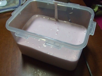 진짜 딸기를 넣은 딸기아이스크림