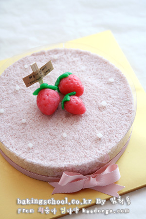 핑크빛의 딸기 떡케이크